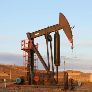 En 2026 habrá un fuerte aumento en la oferta de petróleo: crecerá en 2,5 millones de barriles diarios