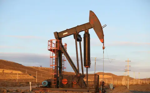 La producción de petróleo crece más fuerte que la demanda en el mundo.