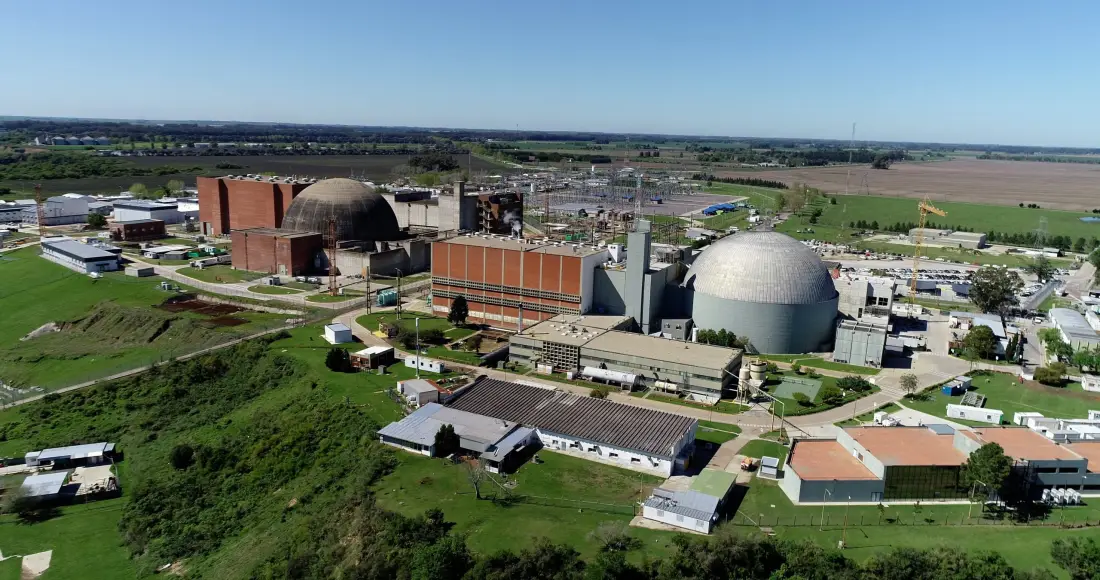 Nucleoeléctrica produce energía eléctrica mediante la operación de las centrales Atucha I, Atucha II y Embalse