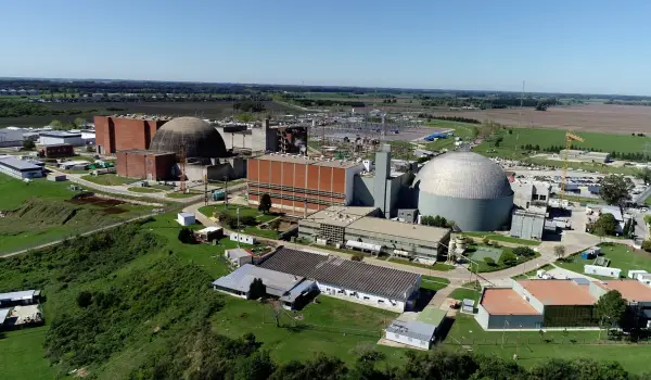 Nucleoeléctrica produce energía eléctrica mediante la operación de las centrales Atucha I, Atucha II y Embalse