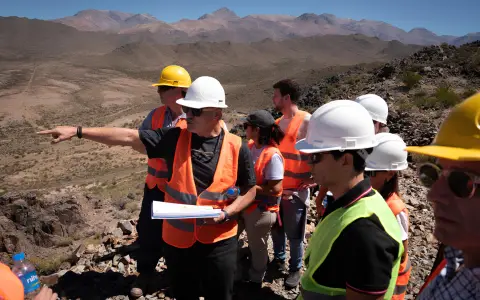 En total, durante el proceso intervinieron casi 100 profesionales y 16 organismos sectoriales, que relevaron el yacimiento.