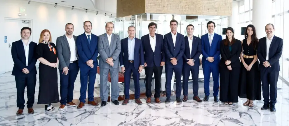 Yasna Ross (segunda desde la izquierda), junto a los ejecutivos de ENAP, YPF, Shell, Vista y Equinor.