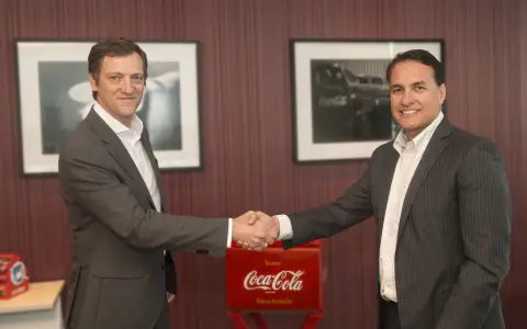 Bernardo Andrews, CEO de Genneia, sella el acuerdo junto a Leonardo García, Head de Coca-Cola para Argentina y Uruguay.