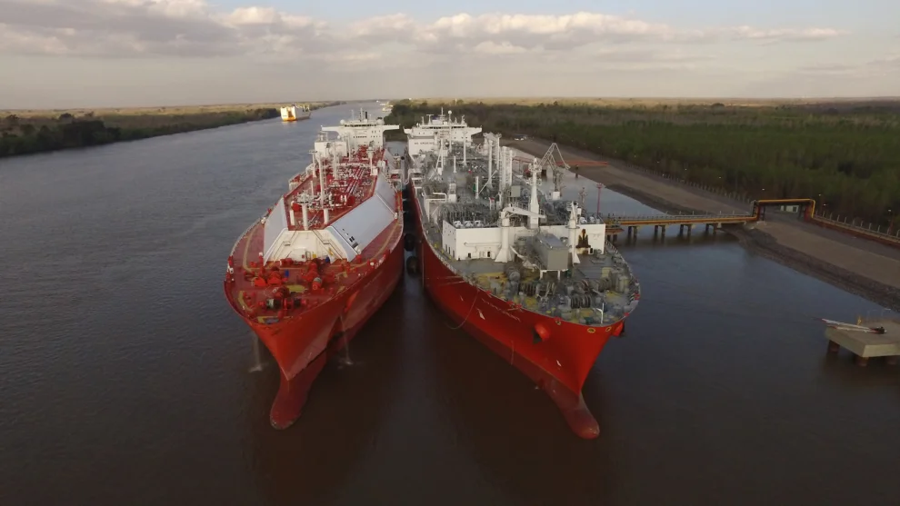 buque fsru excelerate en escobar