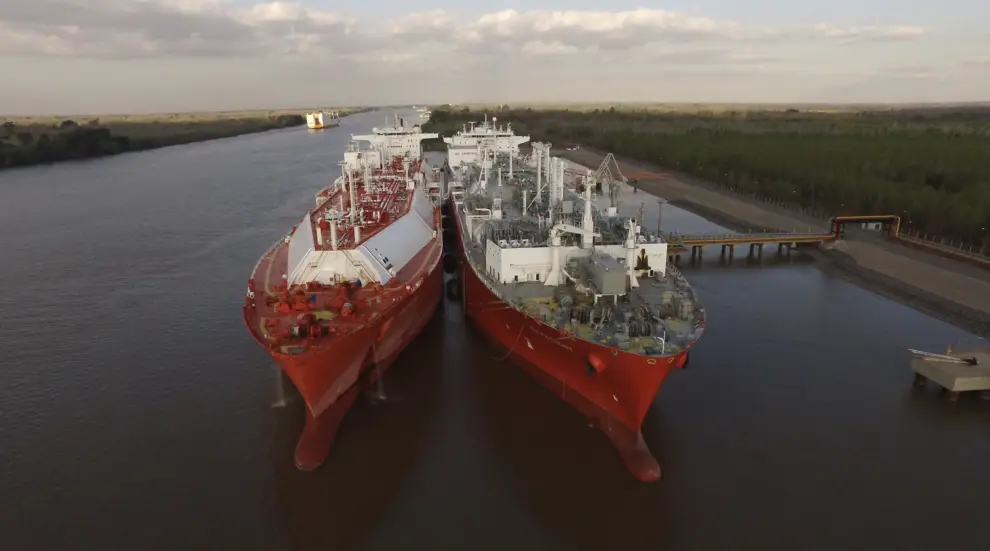 Buque Excelerate en Escobar GNL