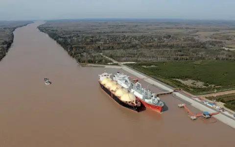 Operación del buque Unidad Flotante de Almacenamiento y Regasificación (FSRU) proporcionado por la estadounidense Excelerate Energy