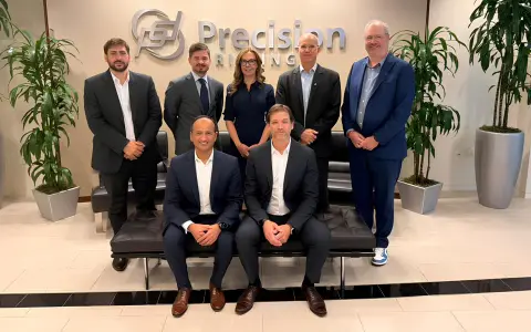 Los ejecutivos de San Antonio Internacional formalizan el acuerdo en las oficinas de Precision Drilling.