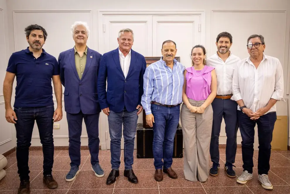 El Gobernador de La Rioja, Ricardo Quintela (4° desde la izq.), junto a ejecutivos de Pampa Exploración.