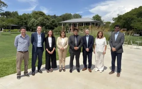 Claudio Vidal junto a Hugo Eurnekian, presidente y CEO de CGC; Rodrigo Fernández, chief of staff; y Victoria Arnaude, directora de RR.II. de CGC 
