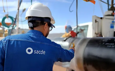 SACDE busca cañistas, choferes y operadores de maquinaria pesada (hidrogrúa, motoniveladora, pala cargadora, retroexcavadora) y soldadores. 