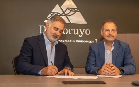 Fabian Gregorio, CEO of PSJ Cobre Mendocino, signs the agreement alongside Edgardo Fonoll, general manager of Distrocuyo.