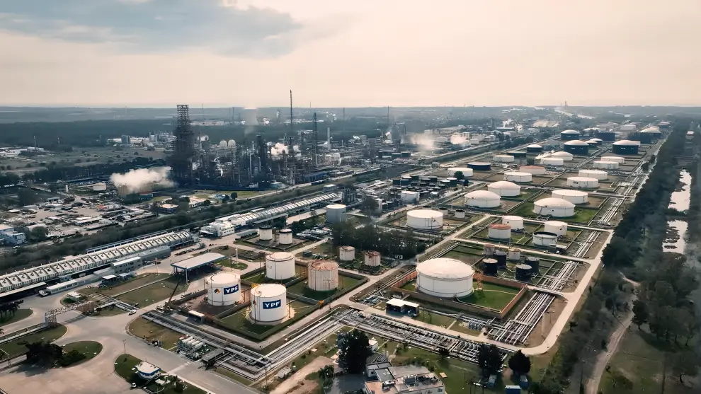 La refinería abastece al 60% del AMBA. Acá se produce el 41% de las naftas y el 39% del gasoil que circulan por Argentina.