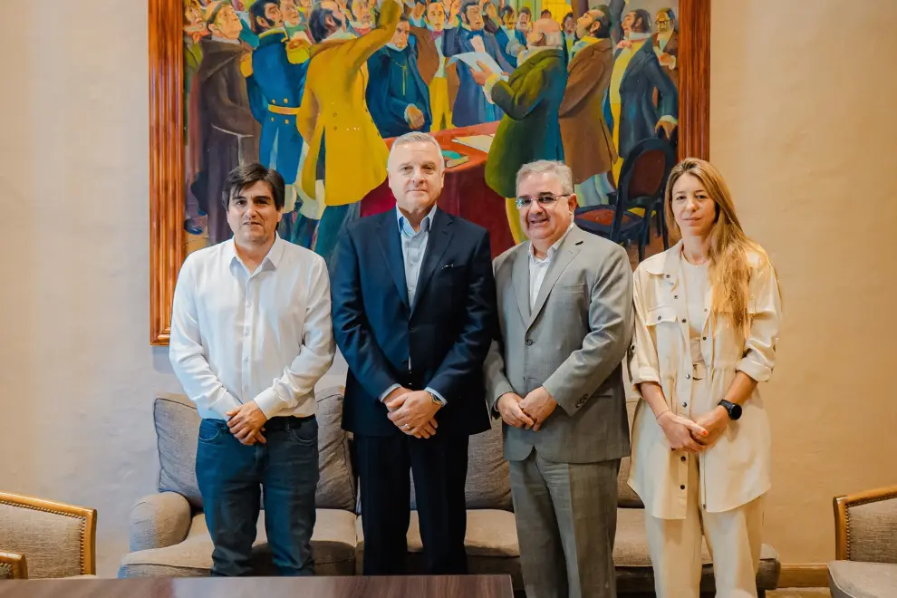David Dickson, CEO de Lake Resources, junto a Raúl Jalil, gobernador de la Provincia de Catamarca (centro), junto a Marcelo Murúa y Bárbara Cozzi.