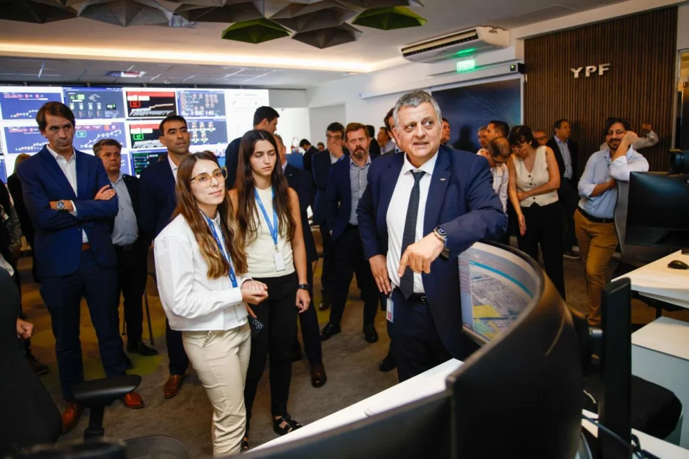 Horacio Marín, CEO y presidente de YPF, visita la nueva sala Real Time Operations Room (RTOR) en el Complejo Industrial La Plata.