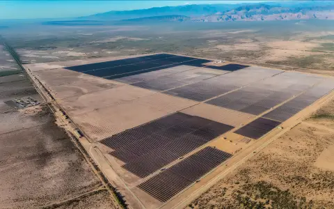 Con una inversión aproximada de u$s210 millones, el Parque Solar El Quemado ya supera el 80% de avance en su construcción.