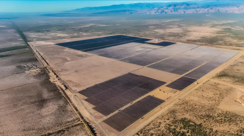 Con una inversión aproximada de u$s210 millones, el Parque Solar El Quemado ya supera el 80% de avance en su construcción.