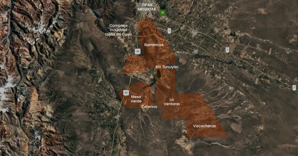 Próximo al Cluster Mendoza Norte se destaca el Complejo Industrial Luján de Cuyo, la principal refinería de YPF en esa región.