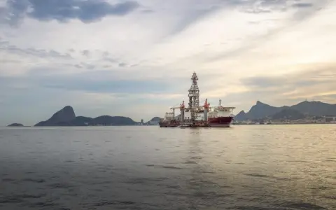 Sin diluyentes, el crudo pesado venezolano se solidifica en los tanques y ductos, generando obstrucciones y riesgos operativos. 