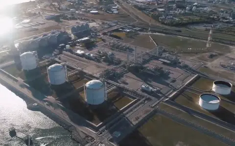 La planta fraccionadora que Compañía MEGA tiene en Bahía Blanca