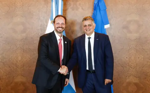 Sergio Mengoni, Director General y Country Chair de TotalEnergies en Argentina, junto a Horacio Marín, presidente y CEO de YPF