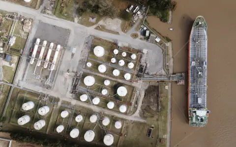 Carboclor opera una terminal portuaria sobre el Río Paraná de las Palmas 