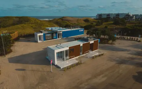 Ubicada en Av. Libertador, entre Selene y Poseidón, en Pinamar, esta primera estación móvil permite abastecer hasta 2 vehículos en simultáneo.