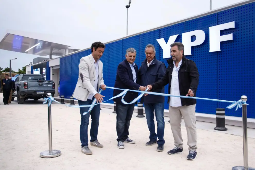 Juan Manuel Ibarguren, intendente de Pinamar, y Horacio Marín, presidente y CEO de YPF, junto a Daniel Scioli, Secretario de Turismo de la Nación. 