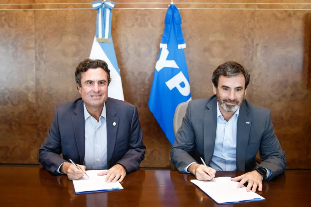 Julián Escuder, Country Manager de Pluspetrol Argentina, y Lisandro Deleonardis, presidente del Instituto Vaca Muerta (IVM), firman el acuerdo.