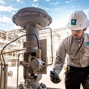 Saudi Aramco acelera su apuesta por el GNL global: saga de inversiones vía MidOcean Energy con foco en Vaca Muerta