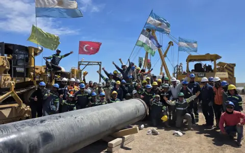 The crossing is being carried out at an approximate depth of 30 meters below the riverbed.