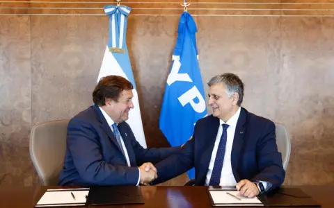 El gobernador Alberto Weretilneck y el presidente y CEO de YPF Horacio Marín