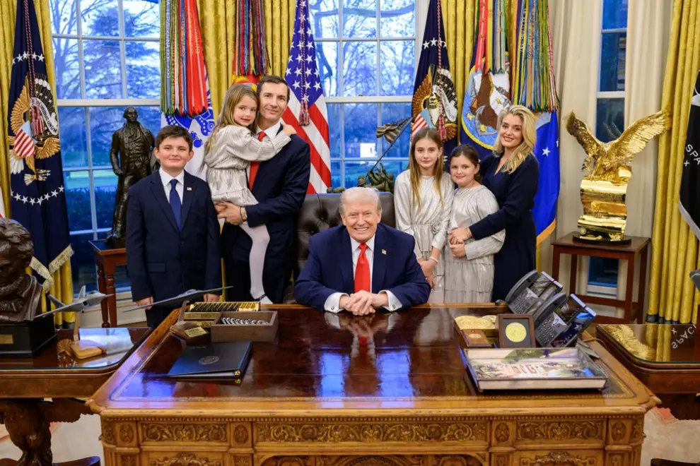DOnald Trump en la CAsa Blanca junto al titular del EximBank y su familia en 2025