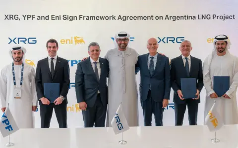 La firma previa del acuerdo marco en Adipec entre los titulares de YPF, ENI y Adnoc en 2025