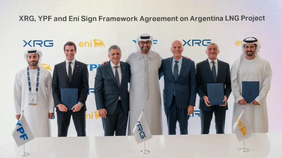 La firma previa del acuerdo marco en Adipec entre los titulares de YPF, ENI y Adnoc en 2025