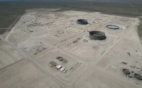 De los seis reservorios de crudo proyectados, dos unidades ya se encuentran en etapa avanzada de montaje de techos