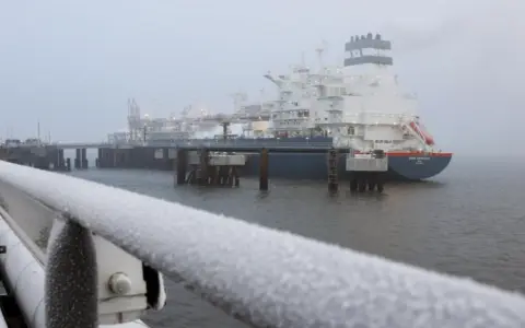 Hoegh Esperanza, la primera regasificadora de Alemania después del adiós ruso, anclada en el puerto norteño de Wilhelmshaven