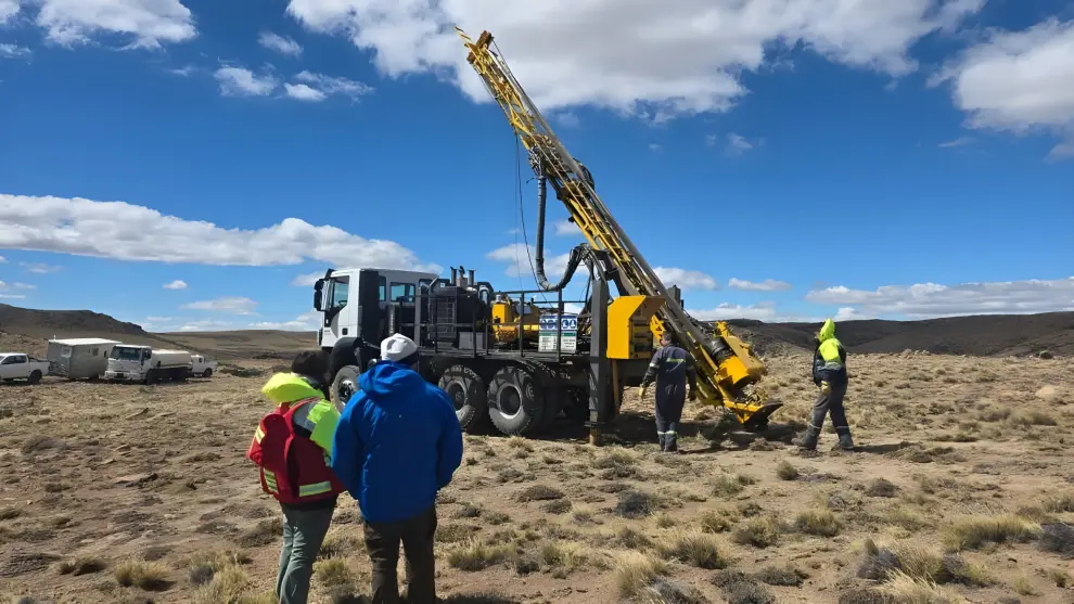 El proyecto abarca cerca de 6.000 hectáreas altamente prospectivas y es interpretado como la parte superior de un sistema epitermal de gran escala.