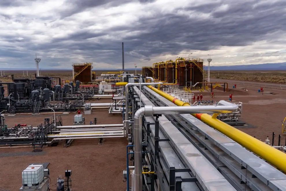 La construcción involucró a más de 140 contratistas y a unas 1.500 personas, con picos superiores a 300 trabajadores.