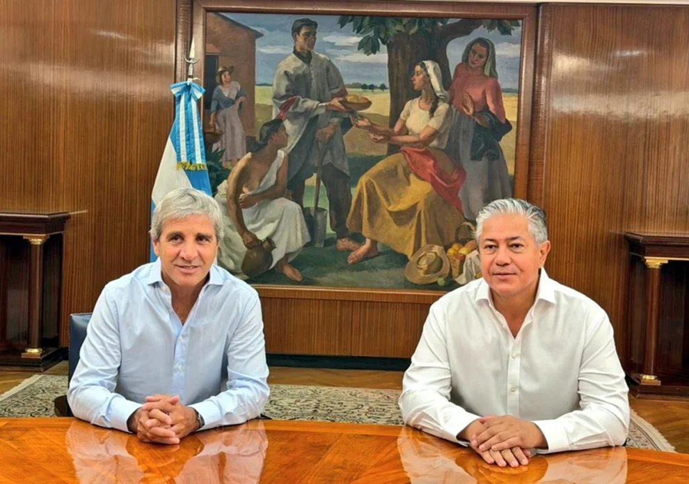 El ministro Luis Caputo y el gobernador neuquino Rolando Figueroa.
