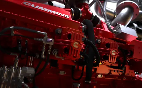 El motor Cummins QSK50 de combustible dual es un motor de alta potencia diseñado para el servicio de pozos de petróleo y gas