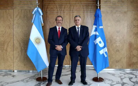 Santander también participa en el financiamiento de proyectos estratégicos de YPF, como el Vaca Muerta Oil Sur (VMOS)