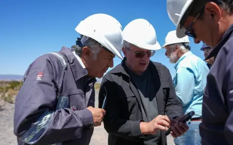 El gobernador mendocino Alfredo Cornejo visitó las operaciones de Quintana en su provincia.