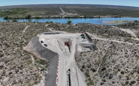 La perforación inicia sobre la margen Norte, en la progresiva PK 120, y finaliza en la margen Sur en PK 121 aproximadamente