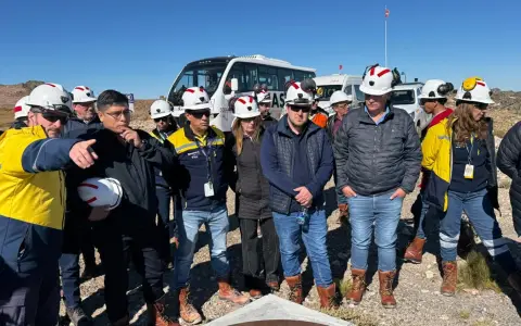 El gobernador santacruceño Claudio Vidal con representantes de Newmont en Cerro Negro.