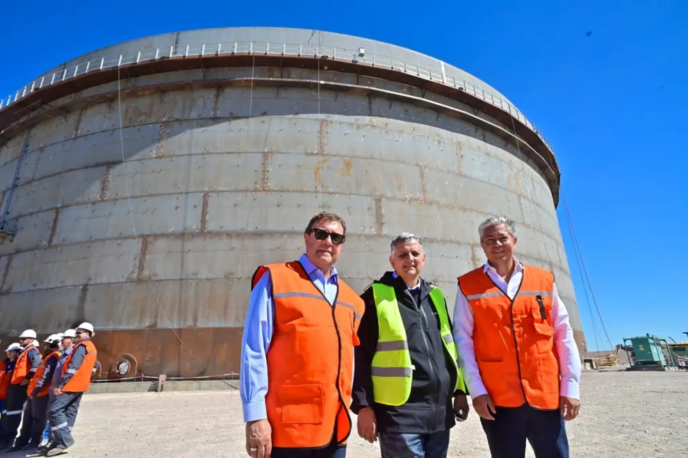 Alberto Weretilneck, Horacio Marín y Rolando Figueroa en la recorrida por VMOS.