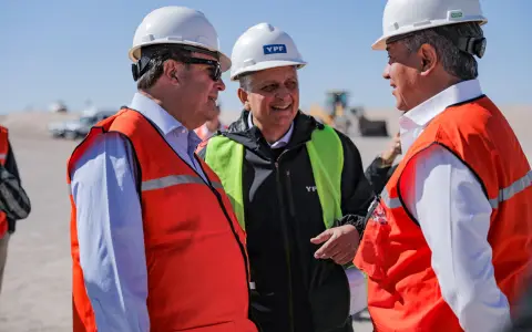 Alberto Weretilneck, Horacio Marín y Rolando Figueroa en la recorrida por VMOS.
