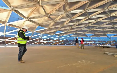 Horacio Marín, presidente y CEO de YPF, en uno de los tanques mientras se construía el techo por dentro.