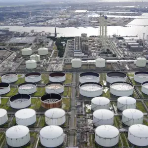 Los precios del Brent y el WTI aumentan un 8% por los ataques a infraestructura de petróleo y GNL en Medio Oriente