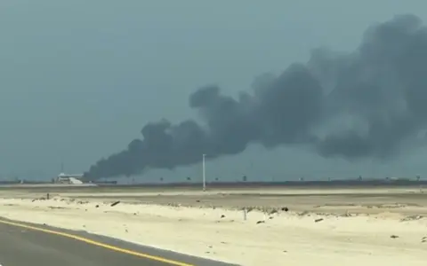 La refinería de petróleo Ras Tanura de Saudi Aramco tras el ataque iraní