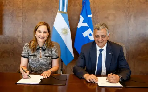 Ana Simonato de Chevron y Horacio Marín de YPF en la firma por el IVM.